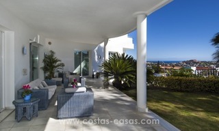 Moderne villa te koop met prachtig zeezicht op een golfresort in een chique wijk van Nueva Andalucía, Marbella 8