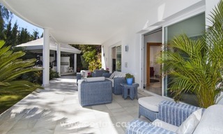 Moderne villa te koop met prachtig zeezicht op een golfresort in een chique wijk van Nueva Andalucía, Marbella 6