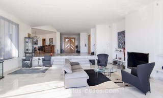 Moderne villa te koop met prachtig zeezicht op een golfresort in een chique wijk van Nueva Andalucía, Marbella 10