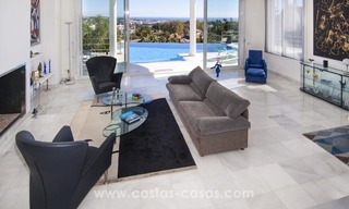 Moderne villa te koop met prachtig zeezicht op een golfresort in een chique wijk van Nueva Andalucía, Marbella 12