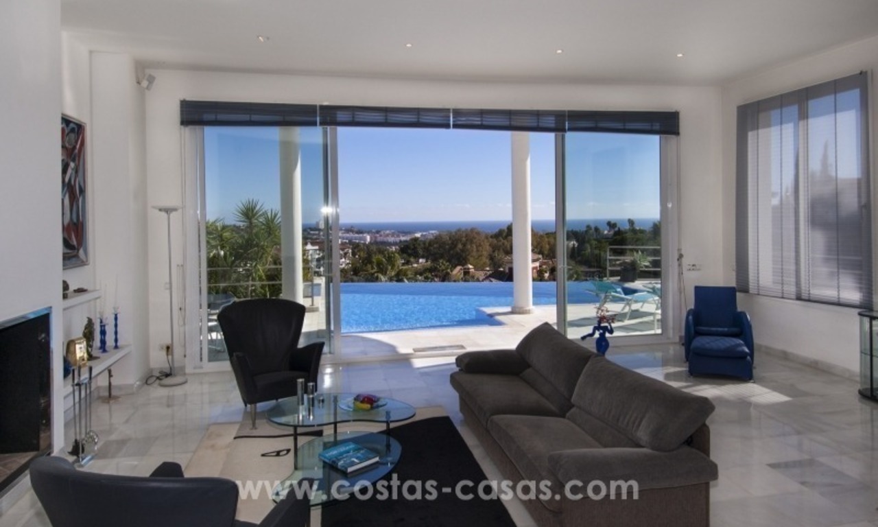 Moderne villa te koop met prachtig zeezicht op een golfresort in een chique wijk van Nueva Andalucía, Marbella 11
