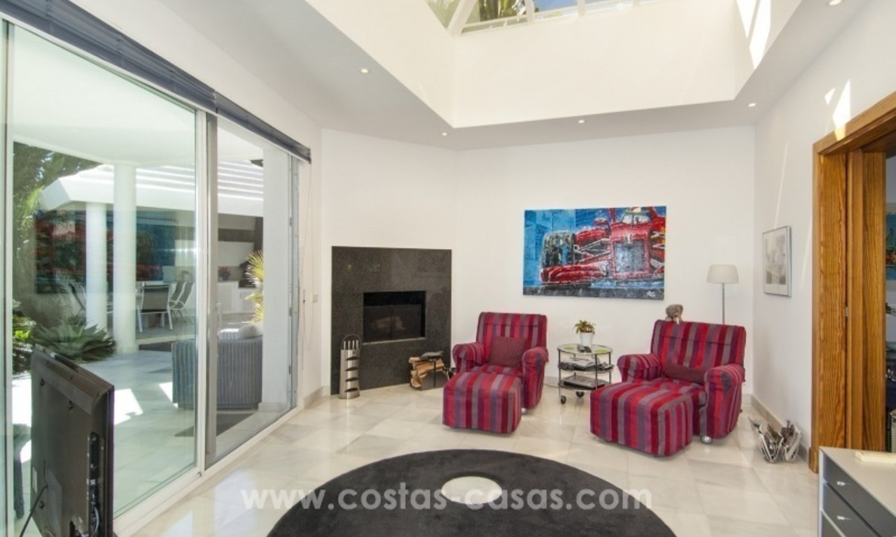 Moderne villa te koop met prachtig zeezicht op een golfresort in een chique wijk van Nueva Andalucía, Marbella 17
