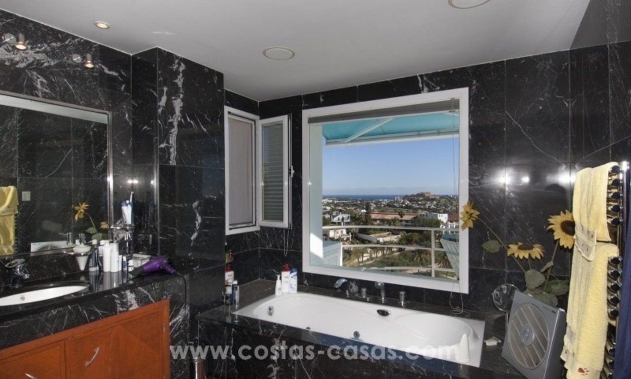Moderne villa te koop met prachtig zeezicht op een golfresort in een chique wijk van Nueva Andalucía, Marbella 22