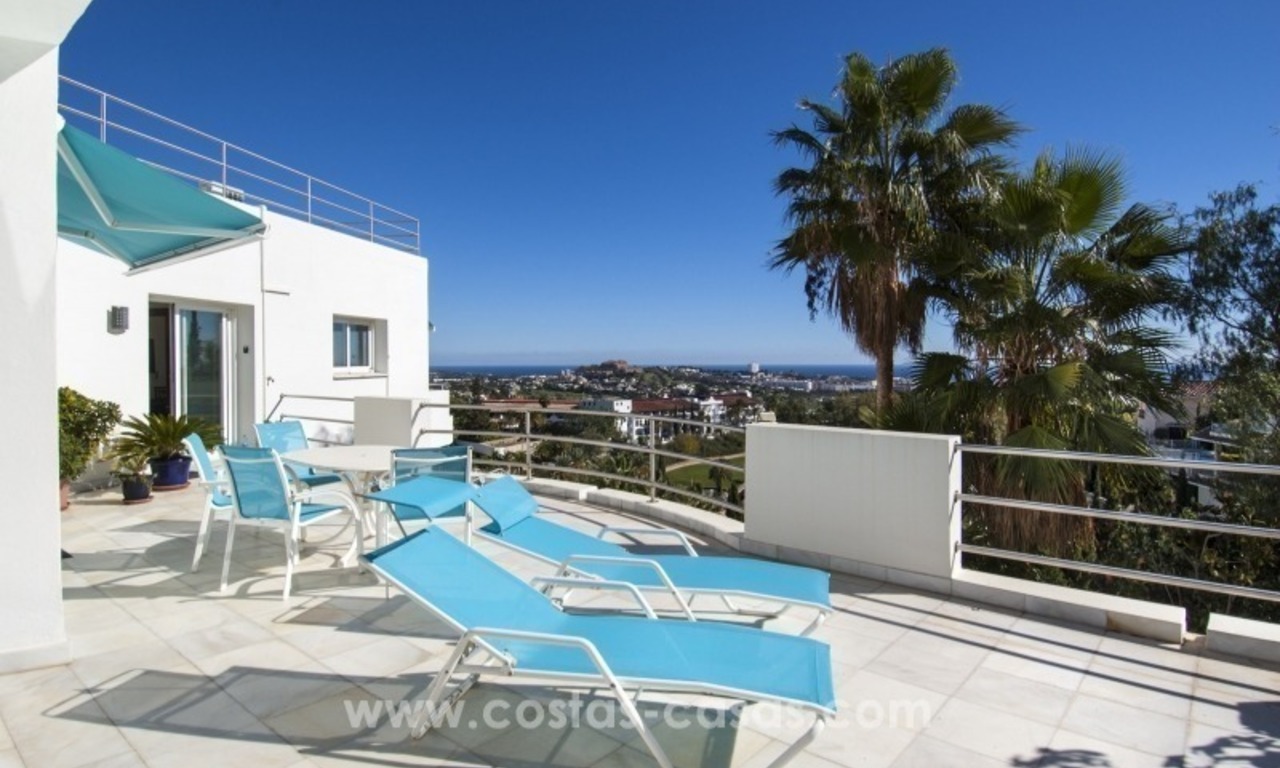 Moderne villa te koop met prachtig zeezicht op een golfresort in een chique wijk van Nueva Andalucía, Marbella 24