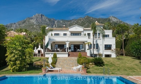 Te koop in Marbella, Sierra Blanca: Luxe Villa met gastenvilla en tennisbaan 