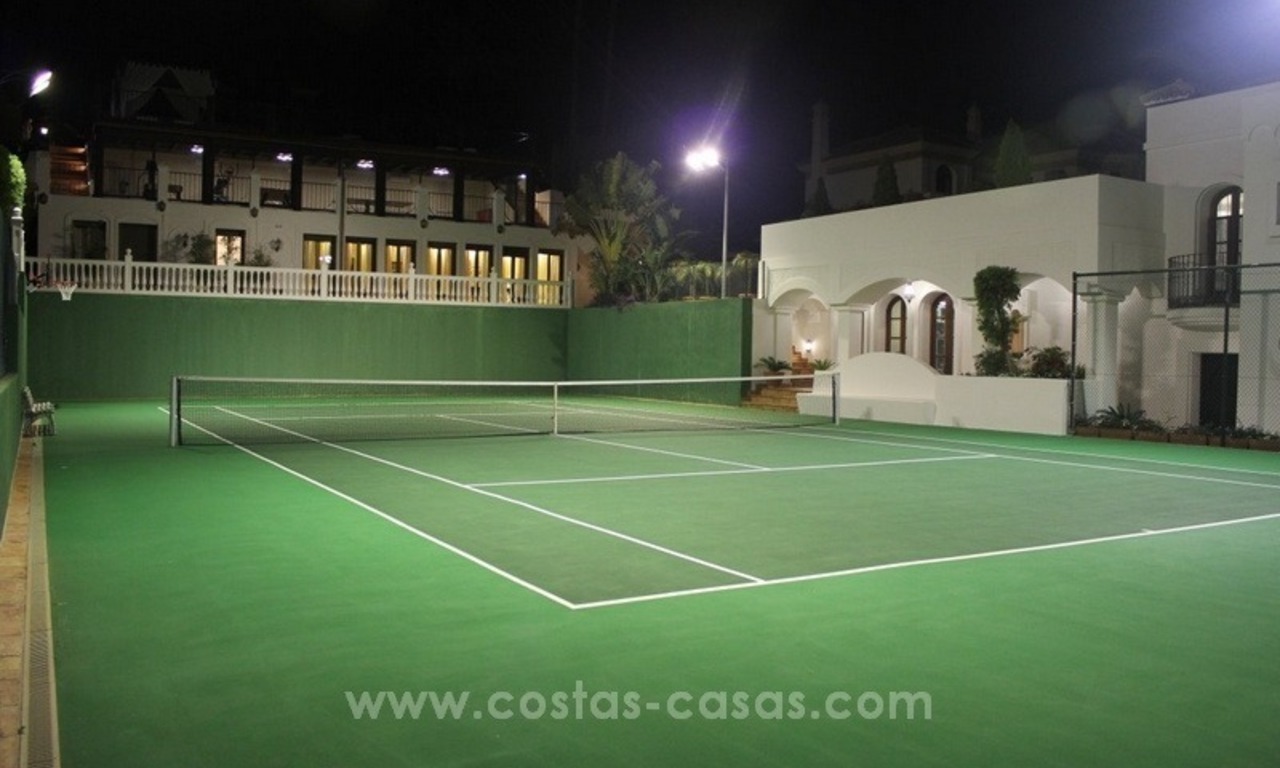 Te koop in Marbella, Sierra Blanca: Luxe Villa met gastenvilla en tennisbaan 6