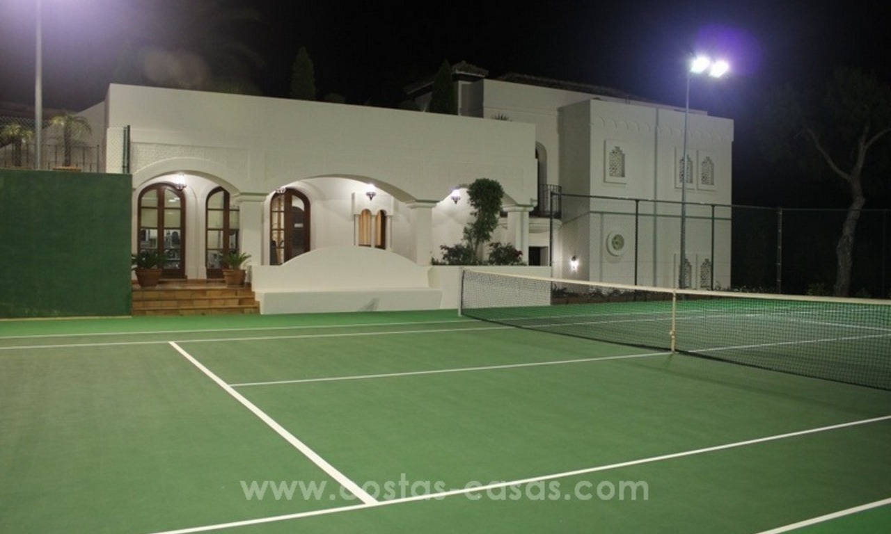 Te koop in Marbella, Sierra Blanca: Luxe Villa met gastenvilla en tennisbaan 7