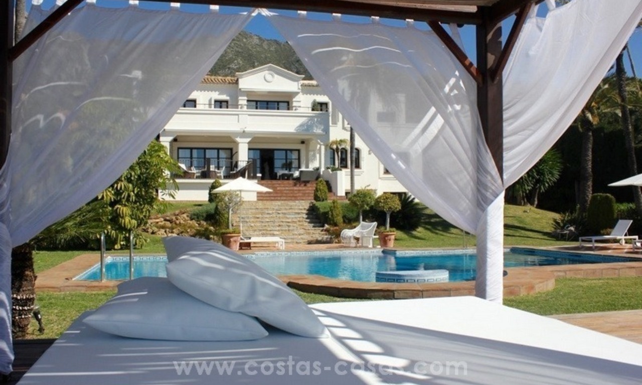 Te koop in Marbella, Sierra Blanca: Luxe Villa met gastenvilla en tennisbaan 16
