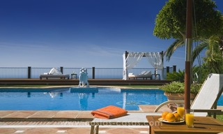 Te koop in Marbella, Sierra Blanca: Luxe Villa met gastenvilla en tennisbaan 14