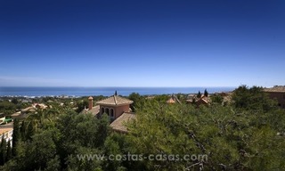 Te koop in Marbella, Sierra Blanca: Luxe Villa met gastenvilla en tennisbaan 17