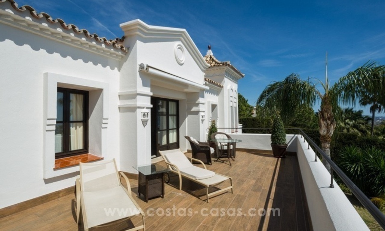 Te koop in Marbella, Sierra Blanca: Luxe Villa met gastenvilla en tennisbaan 19