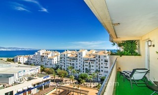 Centraal gelegen appartement te koop met zeezicht in Puerto Banus, Marbella 1