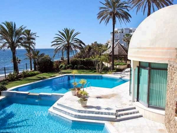 Beachfront paleis - eerstelijnstrand villa te koop op de Golden Mile in Marbella