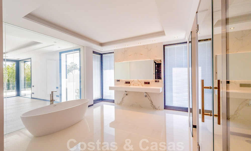 Instapklare moderne design villa te koop nabij het strand in West Marbella 29008