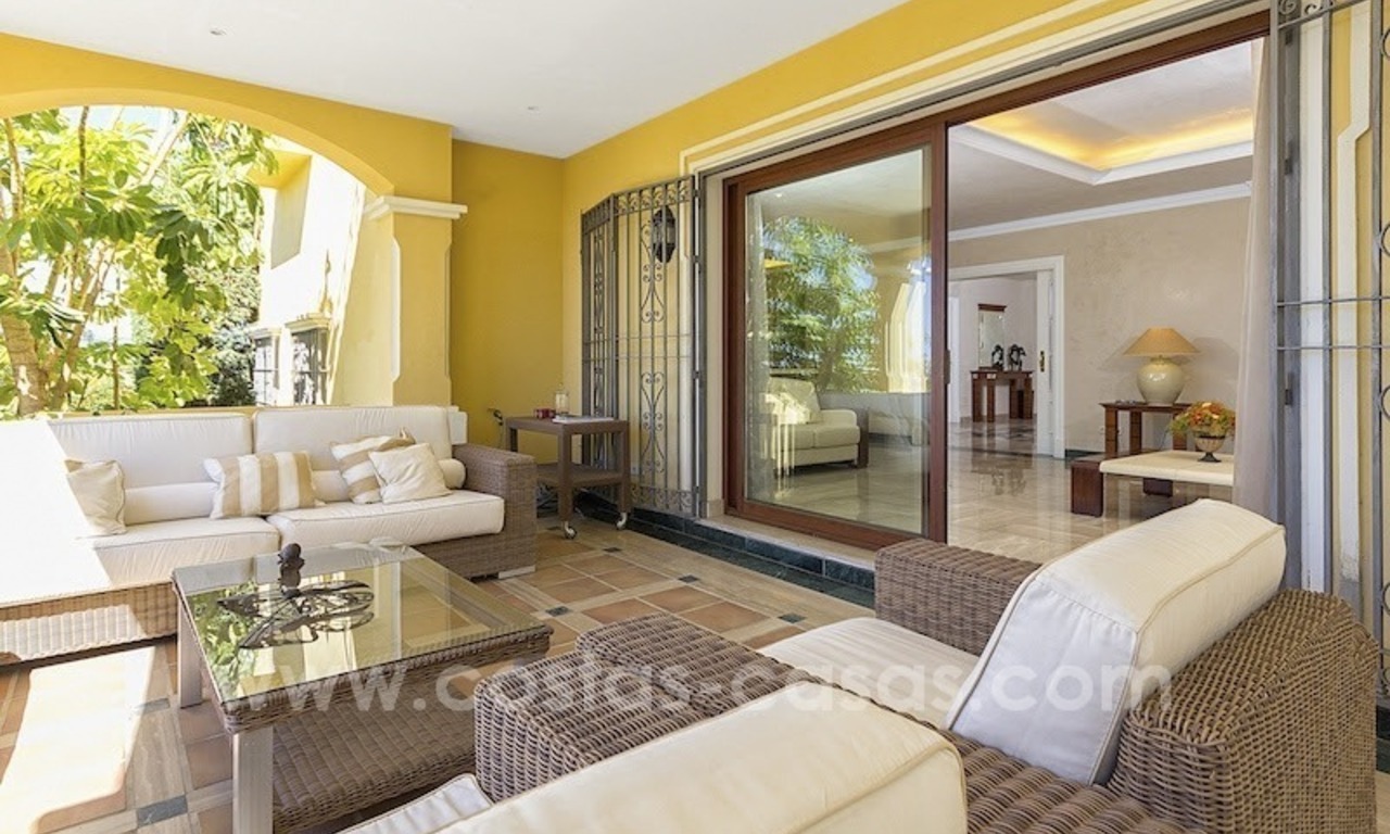 Luxe villa te koop met zeezicht in Oost Marbella 28