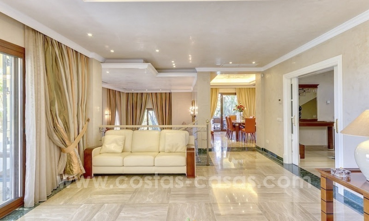 Luxe villa te koop met zeezicht in Oost Marbella 32