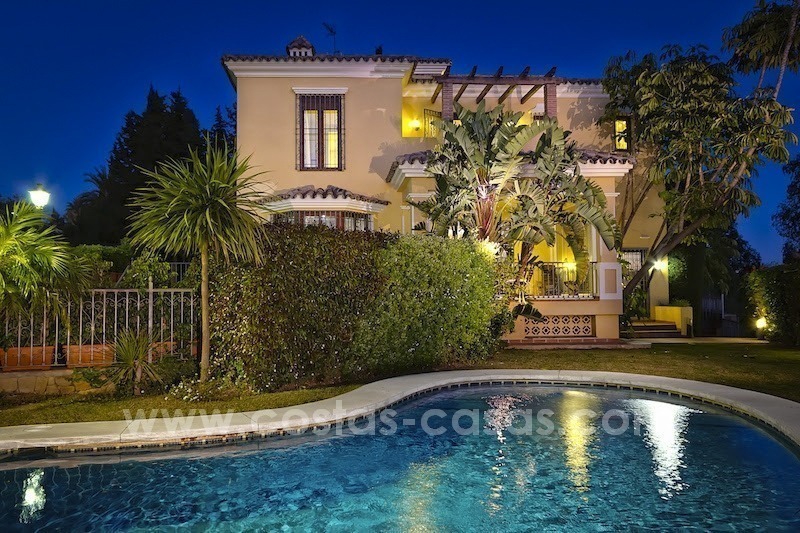 Luxe villa te koop met zeezicht in Oost Marbella