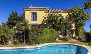 Luxe villa te koop met zeezicht in Oost Marbella 1