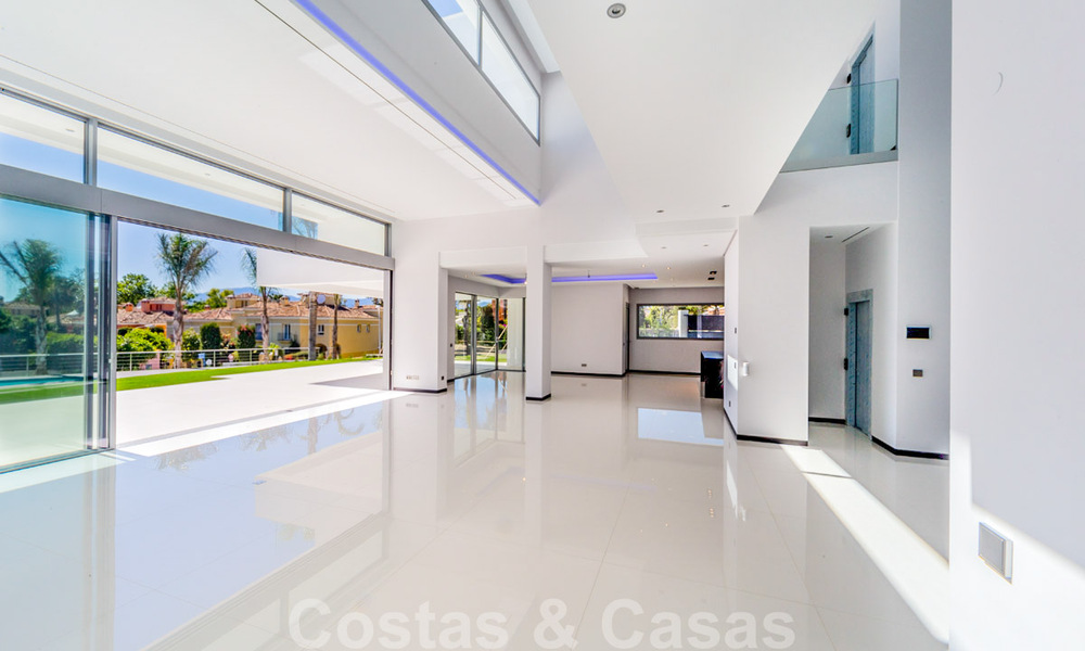 Moderne beachside design villa te koop in Marbella West 29026