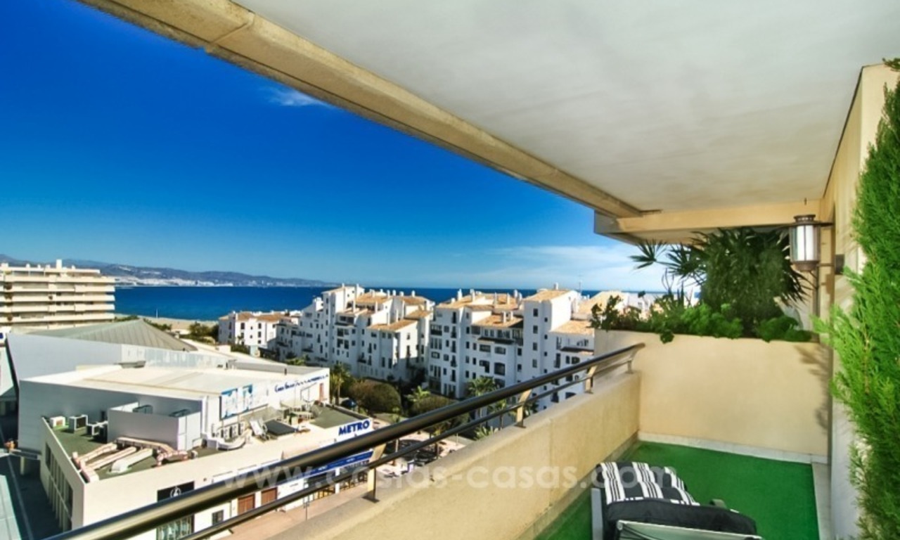 Centraal gelegen appartement te koop met zeezicht in Puerto Banus, Marbella 3
