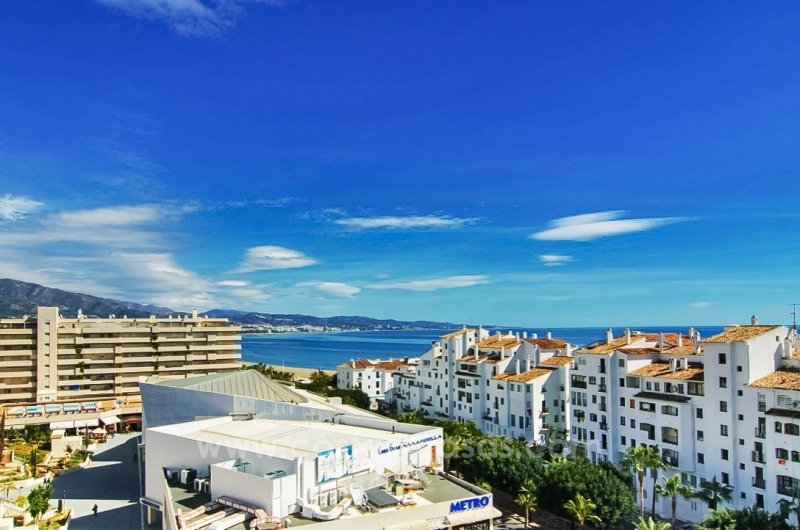 Centraal gelegen appartement te koop met zeezicht in Puerto Banus, Marbella