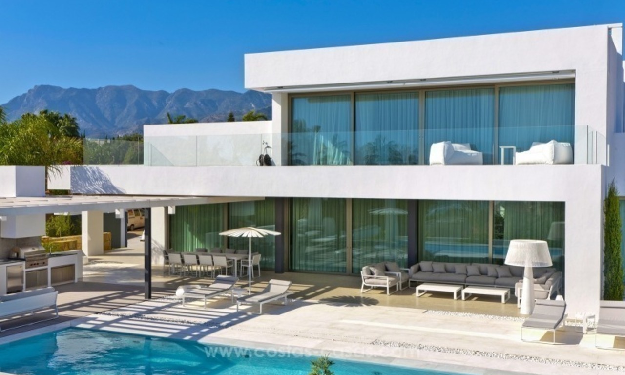 Moderne design beachside Villa te koop nabij het strand in Oost Marbella 2