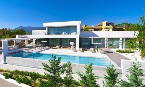 Moderne design beachside Villa te koop nabij het strand in Oost Marbella 