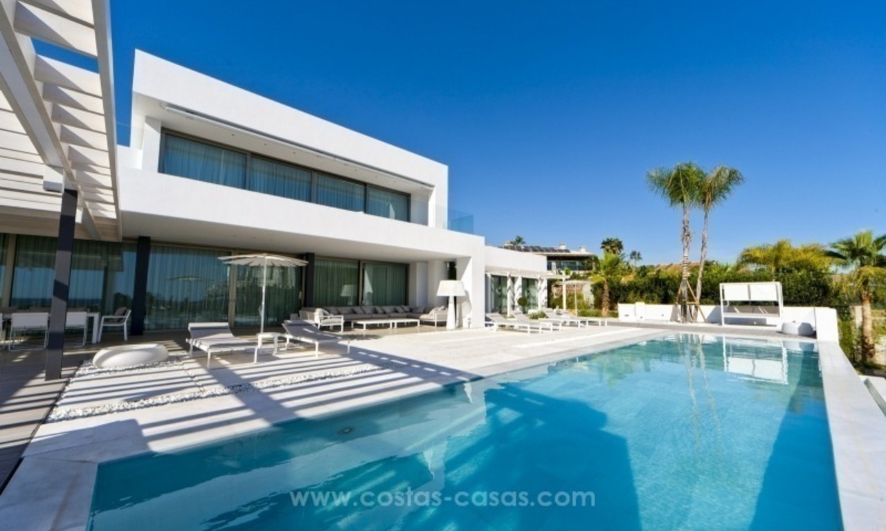 Moderne design beachside Villa te koop nabij het strand in Oost Marbella 3