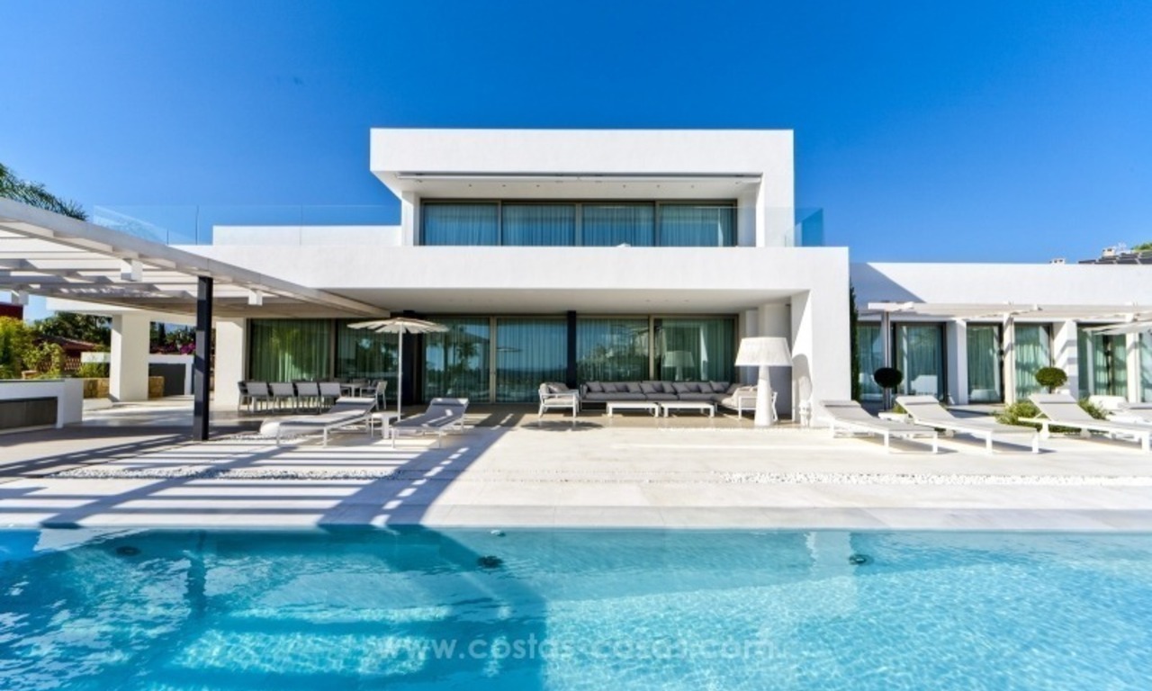 Moderne design beachside Villa te koop nabij het strand in Oost Marbella 5