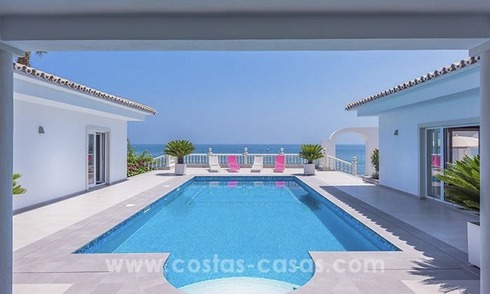 Eerstelijn strand luxe villa te koop in Mijas-Costa aan de Costa del Sol 
