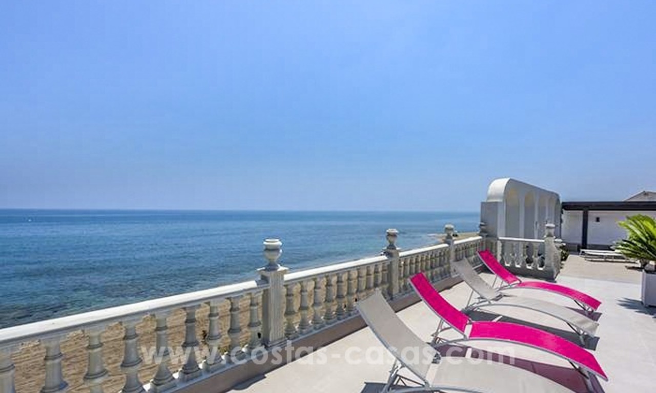 Eerstelijn strand luxe villa te koop in Mijas-Costa aan de Costa del Sol 1