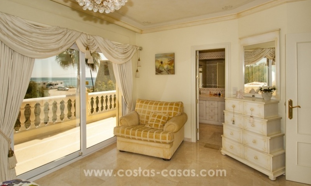 Tweedelijn strand villa te koop in Marbella met zeezicht en in onberispelijke staat 26