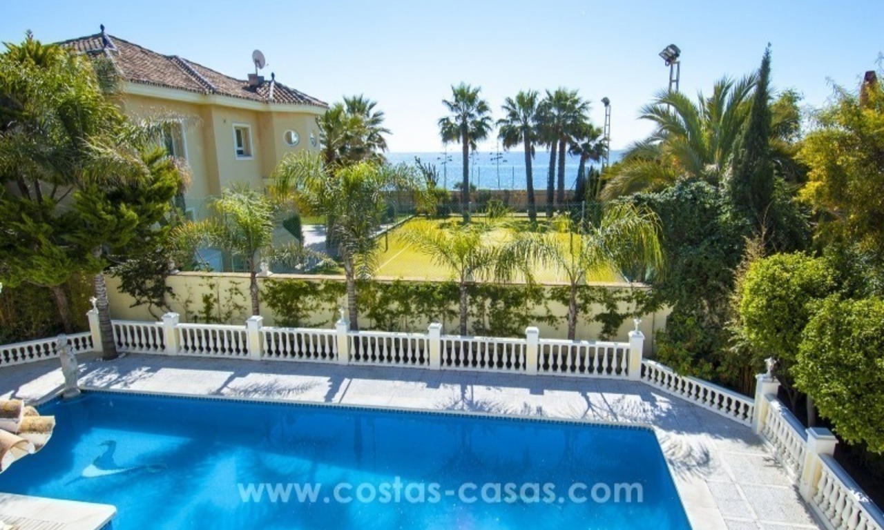 Tweedelijn strand villa te koop in Marbella met zeezicht en in onberispelijke staat 33