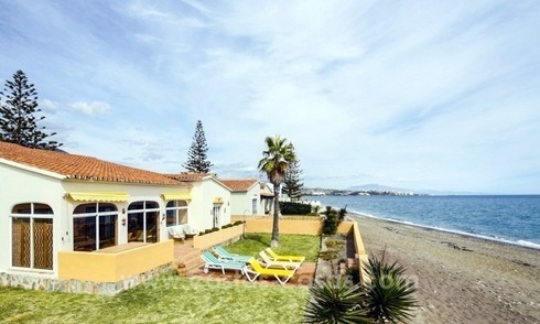 Eerstelijn strand villa te koop in Estepona, Costa del Sol 