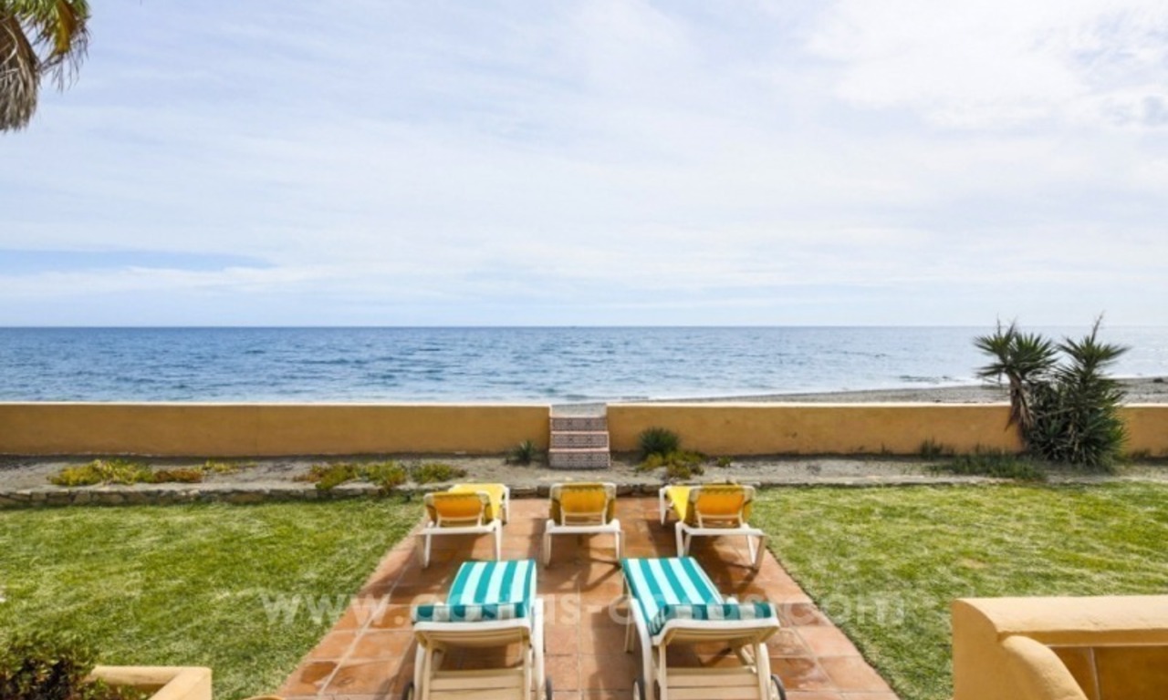 Eerstelijn strand villa te koop in Estepona, Costa del Sol 3
