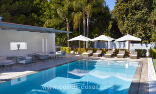 Exclusieve moderne beachside design villa te koop in Guadalmina Baja in Marbella. 27668 
