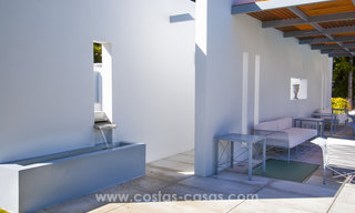Exclusieve moderne beachside design villa te koop in Guadalmina Baja in Marbella. 27669 
