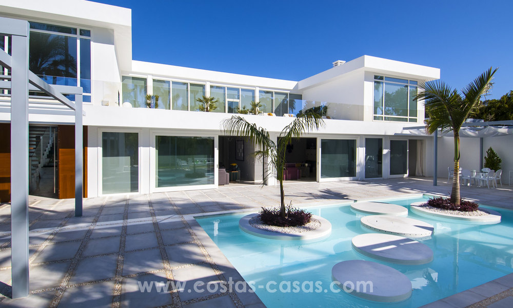 Exclusieve moderne beachside design villa te koop in Guadalmina Baja in Marbella. 27670