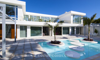 Exclusieve moderne beachside design villa te koop in Guadalmina Baja in Marbella. 27670 