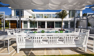 Exclusieve moderne beachside design villa te koop in Guadalmina Baja in Marbella. 27674 