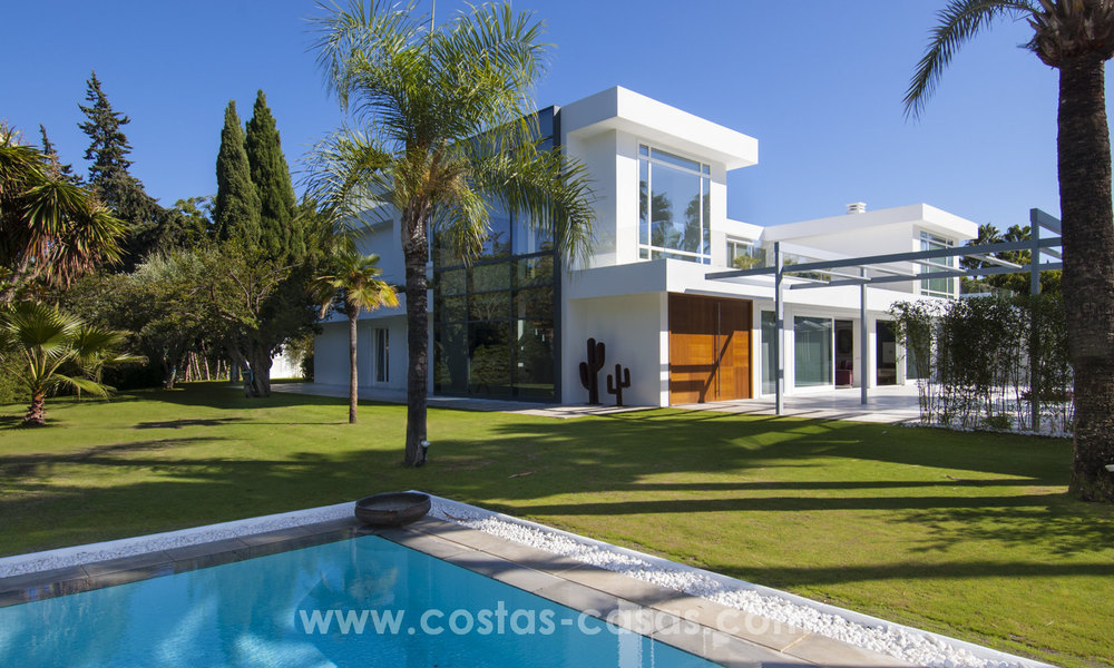 Exclusieve moderne beachside design villa te koop in Guadalmina Baja in Marbella. 27676
