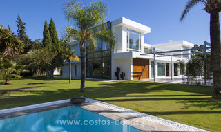 Exclusieve moderne beachside design villa te koop in Guadalmina Baja in Marbella. 27676 