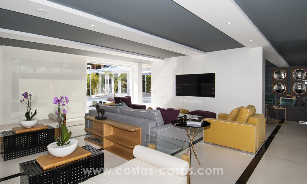 Exclusieve moderne beachside design villa te koop in Guadalmina Baja in Marbella. 27684