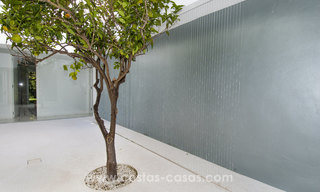 Exclusieve moderne beachside design villa te koop in Guadalmina Baja in Marbella. 27686 