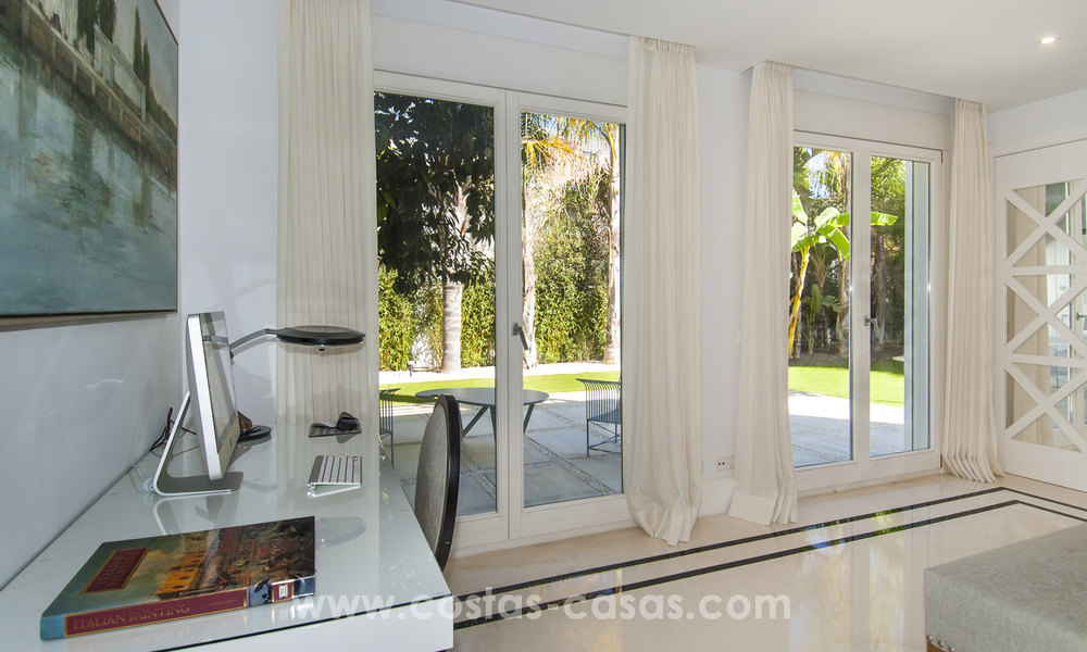 Exclusieve moderne beachside design villa te koop in Guadalmina Baja in Marbella. 27690