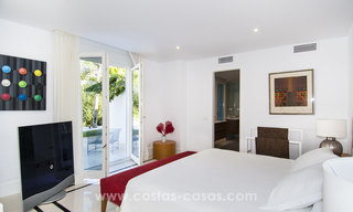 Exclusieve moderne beachside design villa te koop in Guadalmina Baja in Marbella. 27692 