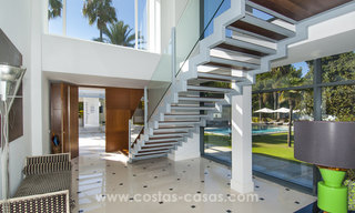 Exclusieve moderne beachside design villa te koop in Guadalmina Baja in Marbella. 27694 