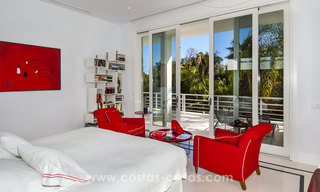 Exclusieve moderne beachside design villa te koop in Guadalmina Baja in Marbella. 27699 