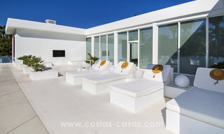 Exclusieve moderne beachside design villa te koop in Guadalmina Baja in Marbella. 27704 