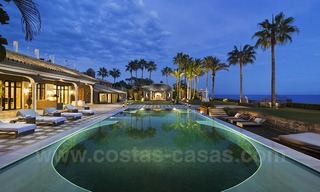 Grandioze villa in Balinese stijl te koop, direct aan het strand, Marbella Oost 13193 